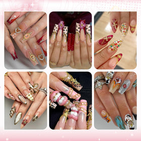 Charms à ongles dorés ajoutant une touche glamour à un nail art