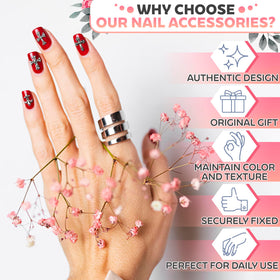 Charms pour ongles sur un fond de manucure gothique
