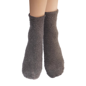 Chaussettes Aloe Vera Earth Therapeutics à côté de produits de soin des pieds
