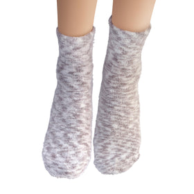 Chaussettes Aloe Vera portées sur des pieds nourris