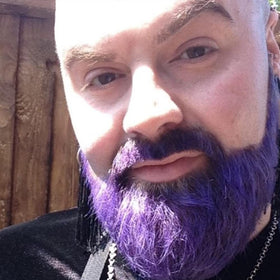 Cheveux colorés avec Electric Amethyst de MANIC PANIC