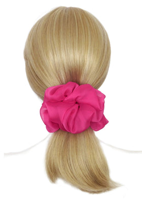Chouchou rose fluo sur un chignon élégant
