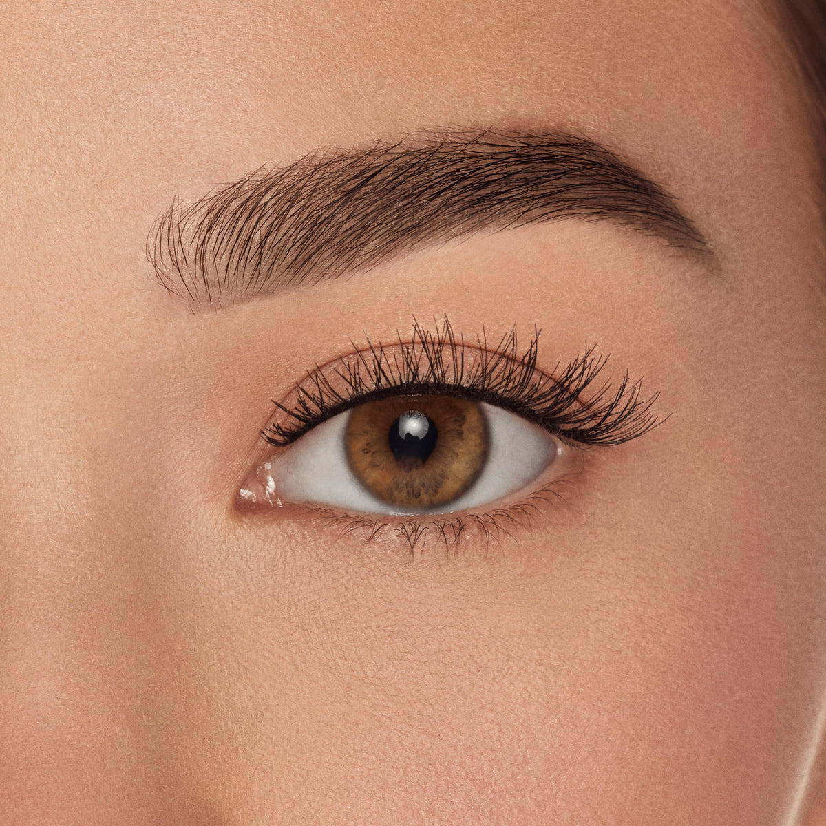 Cils Ardell Demi Wispies avec fond neutre pour mise en valeur