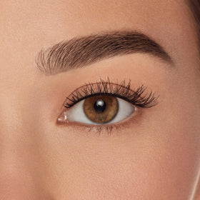 Cils Ardell Demi Wispies avec fond neutre pour mise en valeur