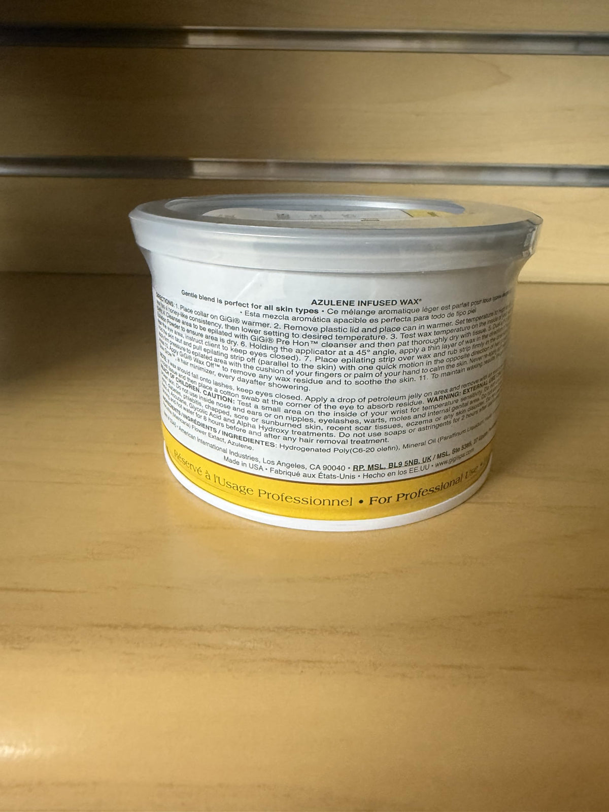 Cire GIGI Azulène Roll-On 430g dans un cadre de salle de bain