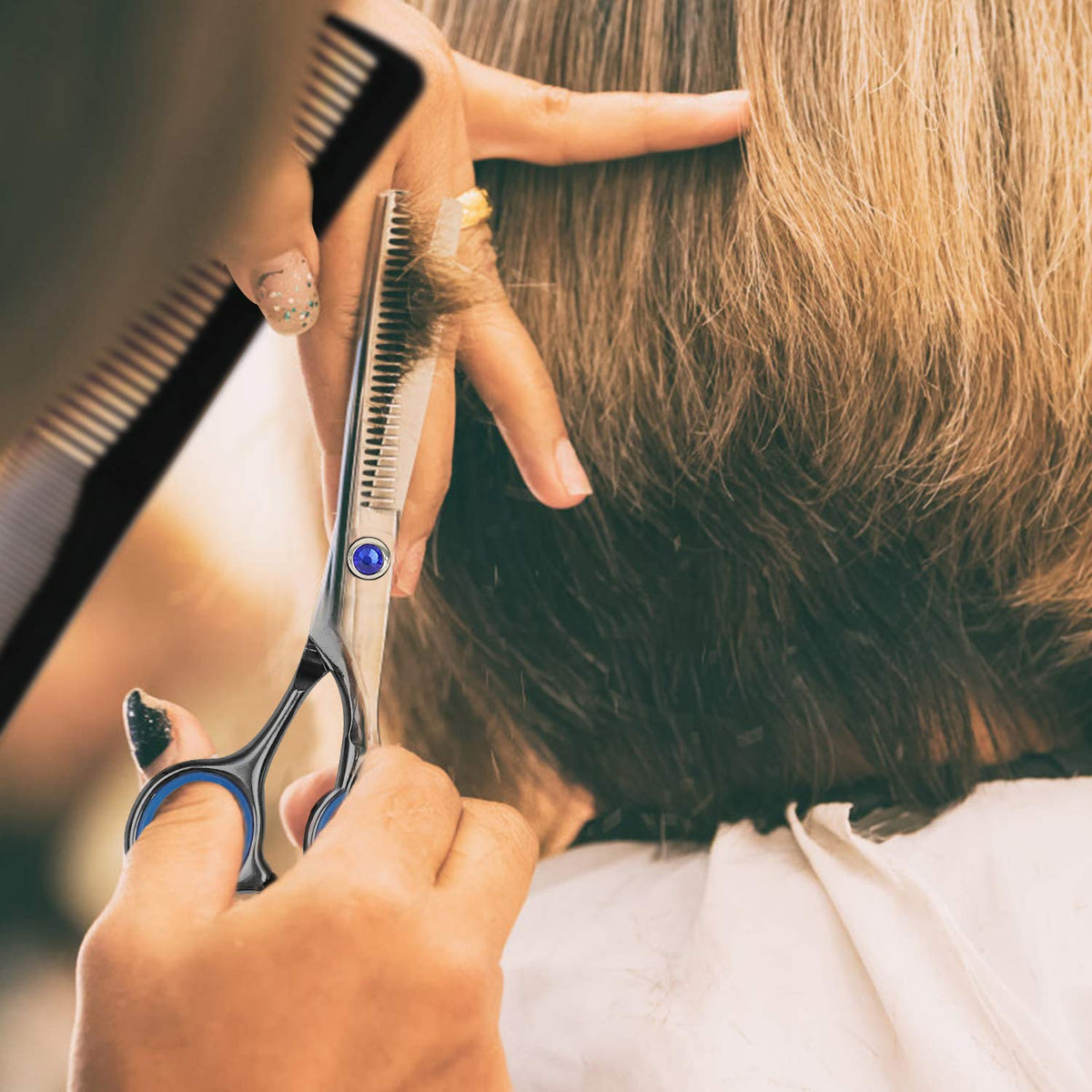 Ciseaux de coiffure Sirabe avec cheveux coupés sur une surface
