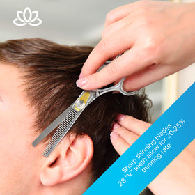Ciseaux Equinox sur un plan de travail de salon de coiffure