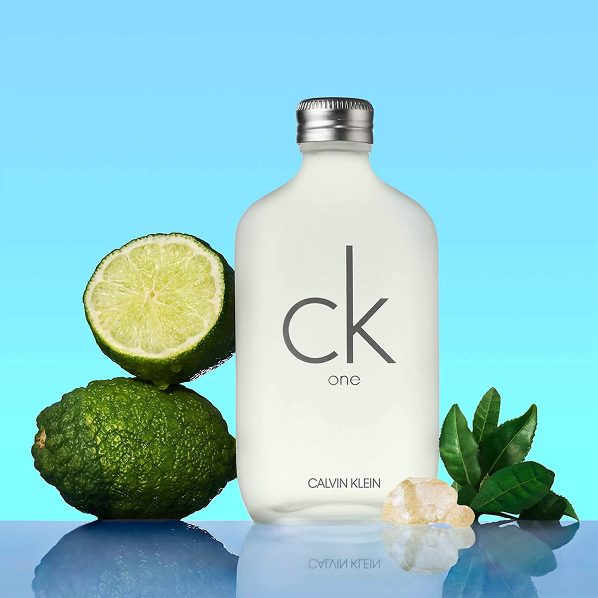 Ck One Eau de Toilette 100ml sur une table avec des éléments de style de vie