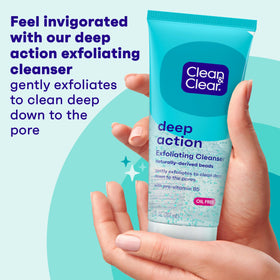 Clean & Clear Exfoliant Visage texture crémeuse sur la main