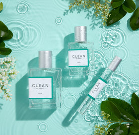 CLEAN Eau de Parfum Light 30mL flacon sur un fond naturel