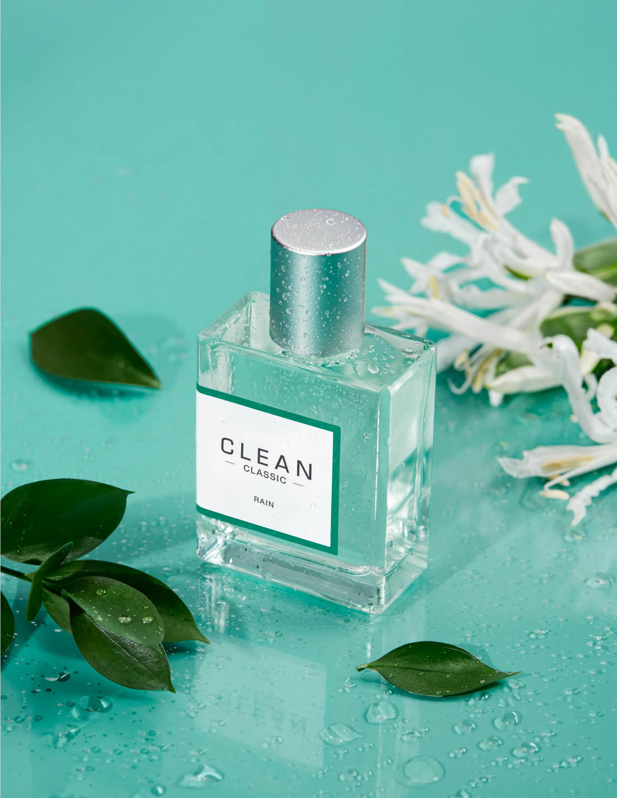 CLEAN Eau de Parfum Light 30mL vaporisateur en action