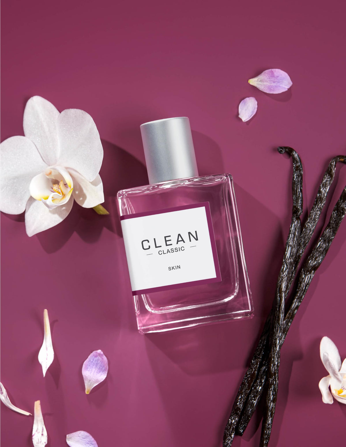 CLEAN Eau de Parfum Skin 60mL avec des fleurs en arrière-plan