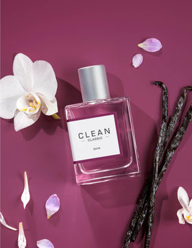 CLEAN Eau de Parfum Skin 60mL avec des fleurs en arrière-plan