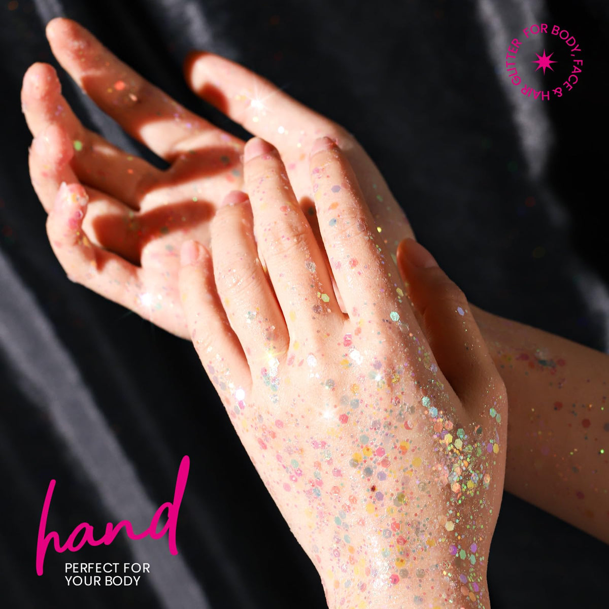 Client appliquant le gel à paillettes sur les cheveux pour un look festif