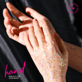 Client appliquant le gel à paillettes sur les cheveux pour un look festif