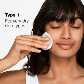 Clinique Clarifying Lotion 1 texture liquide sur le coton