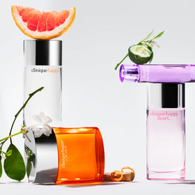 Clinique Happy Eau de Parfum avec des fleurs en arrière-plan