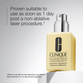 Clinique Lotion Hydratante à côté d'autres produits de soins