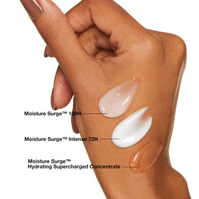 Clinique Moisture Surge 100H 40g sur une table de salle de bain