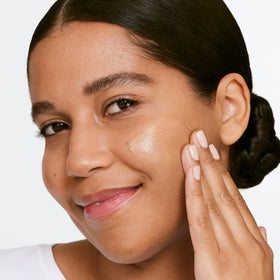 Clinique Moisture Surge Sheertint Hydrator SPF 25 dans un environnement de beauté