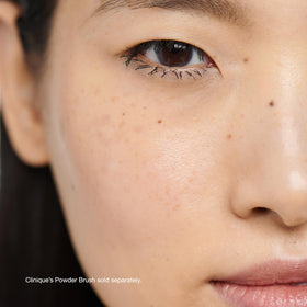 Clinique Poudre Fixante Libre texture poudre fine sur une main