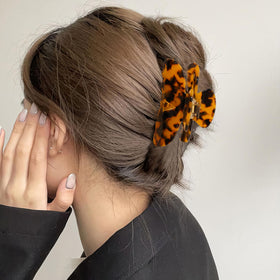 Clip à cheveux Fohufo A en usage, stylisé avec une coiffure