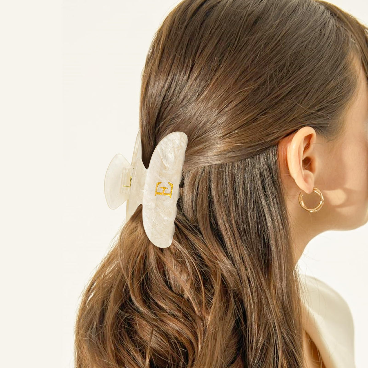 Clip à cheveux Fycert rose initiale B sur fond blanc
