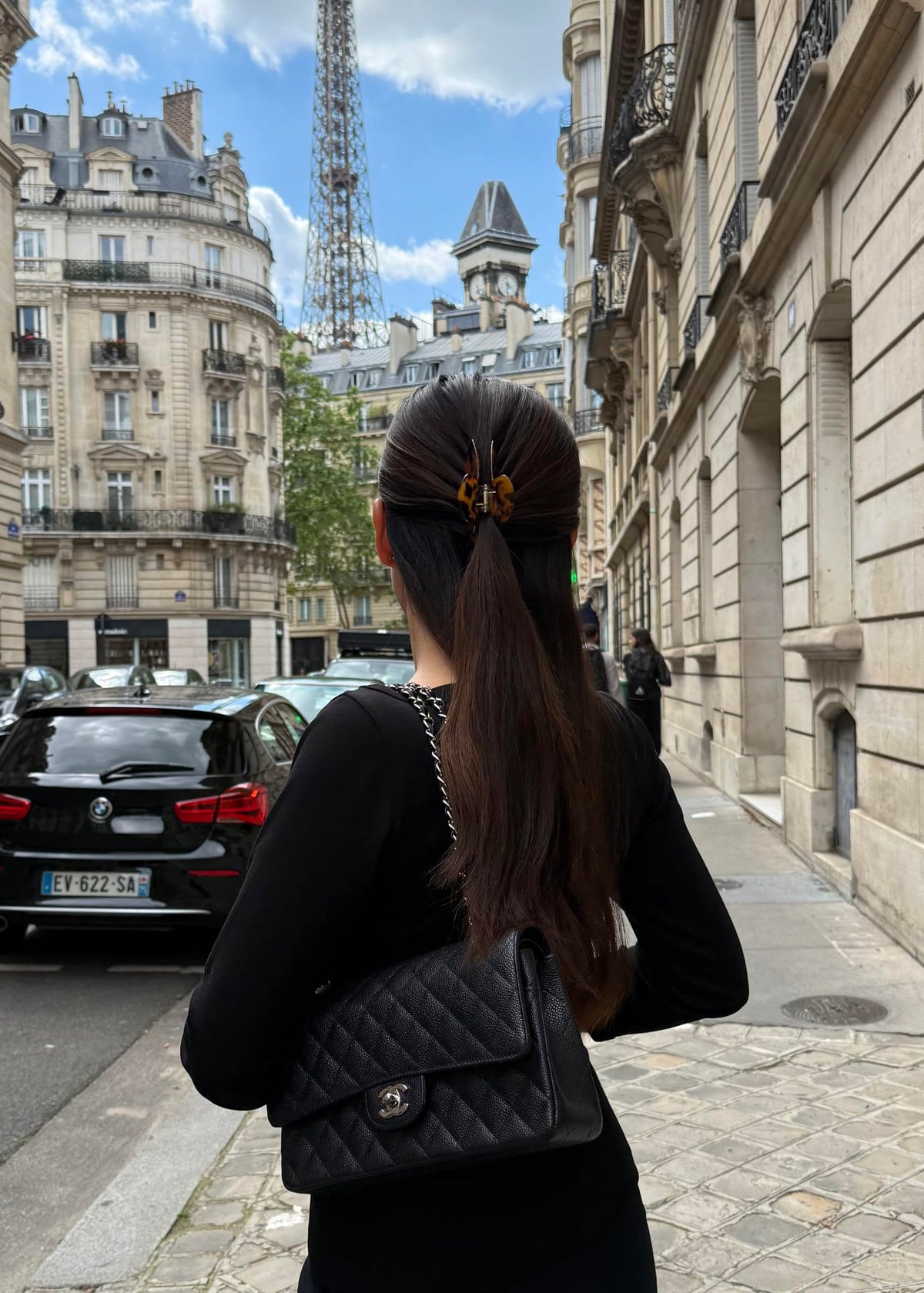 Clip à cheveux Hana Mia sur une table avec accessoires