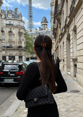 Clip à cheveux Hana Mia sur une table avec accessoires
