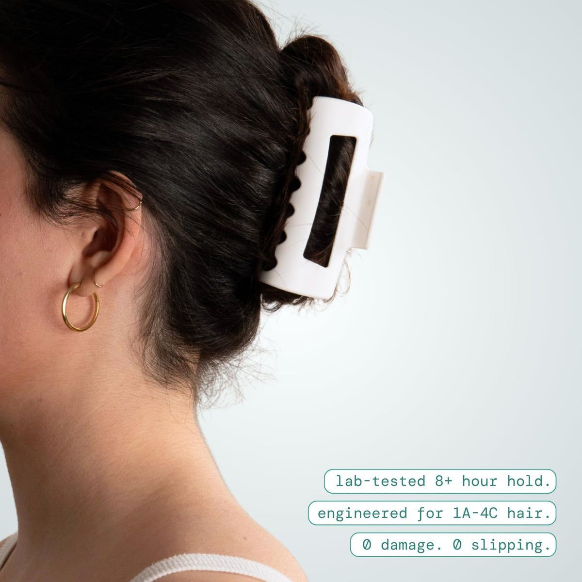 Clip à cheveux Mello medium blanc porté sur des cheveux longs
