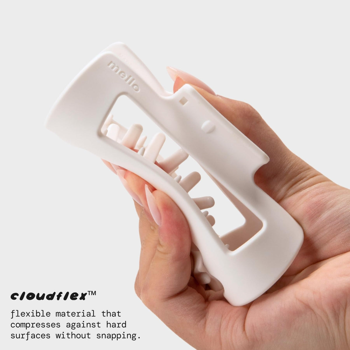 Clip à cheveux Mello medium blanc posé sur une surface