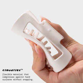 Clip à cheveux Mello medium blanc posé sur une surface