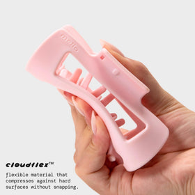 Clip à cheveux Mello moyen rose sur un fond blanc