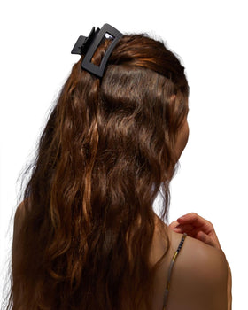 Clip à cheveux Nalodu noir en gros plan