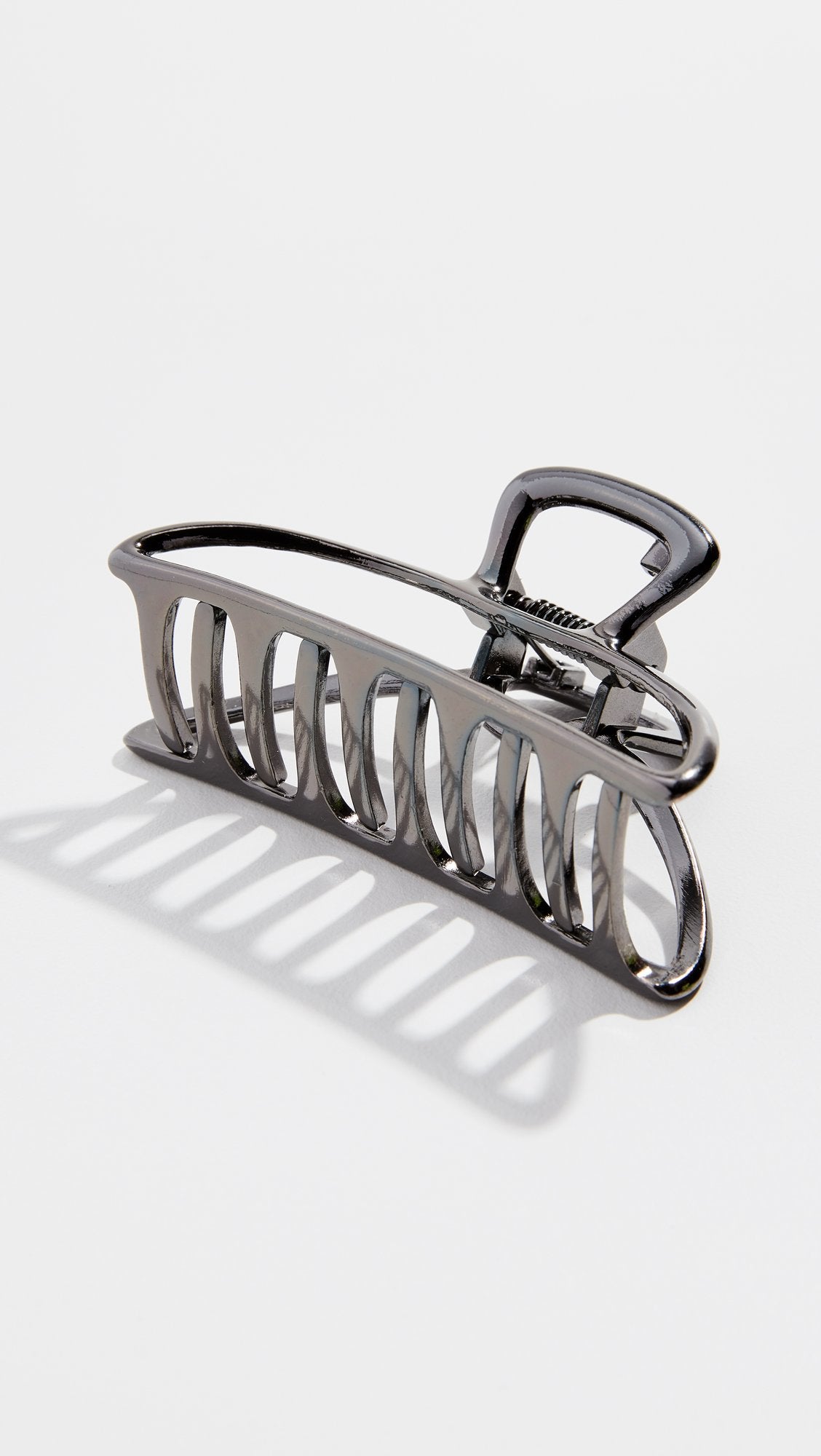Clip Kitsch ouvert en hématite dans un sac à main