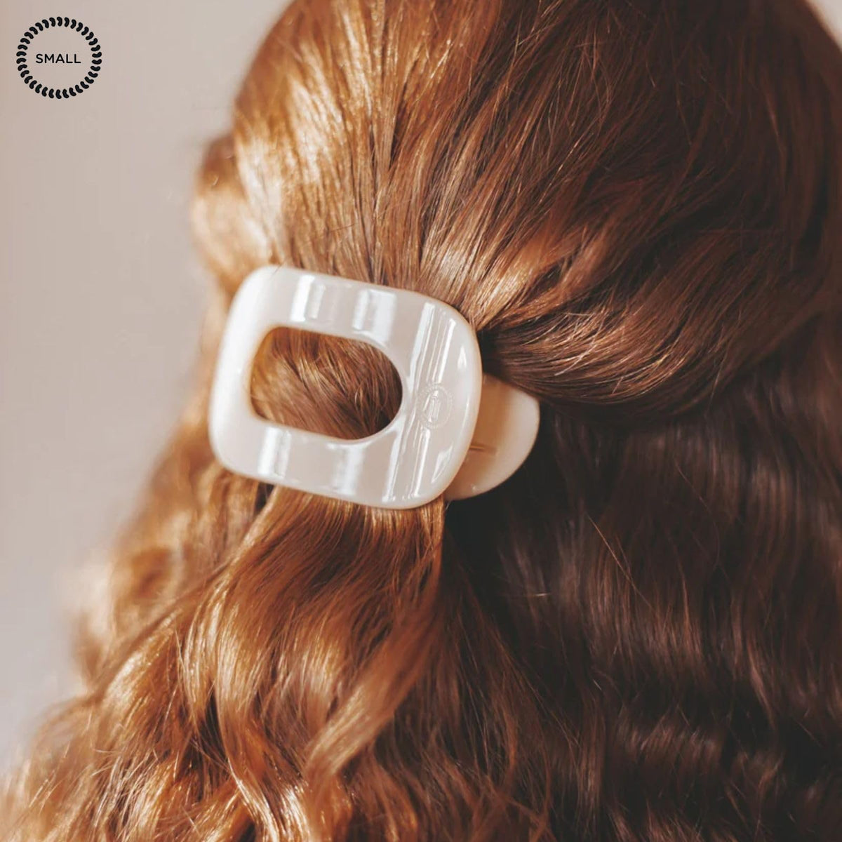 Clip Teleties rond plat petit sur une table avec d'autres accessoires de cheveux