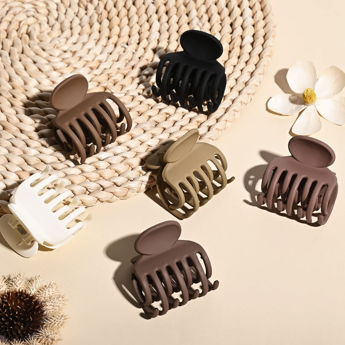 Clips à cheveux DEEKA assortis sur une table