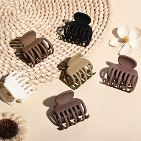 Clips à cheveux DEEKA assortis sur une table