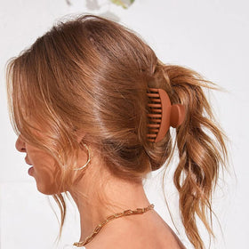 Clips à cheveux DEEKA utilisés pour un demi-chignon