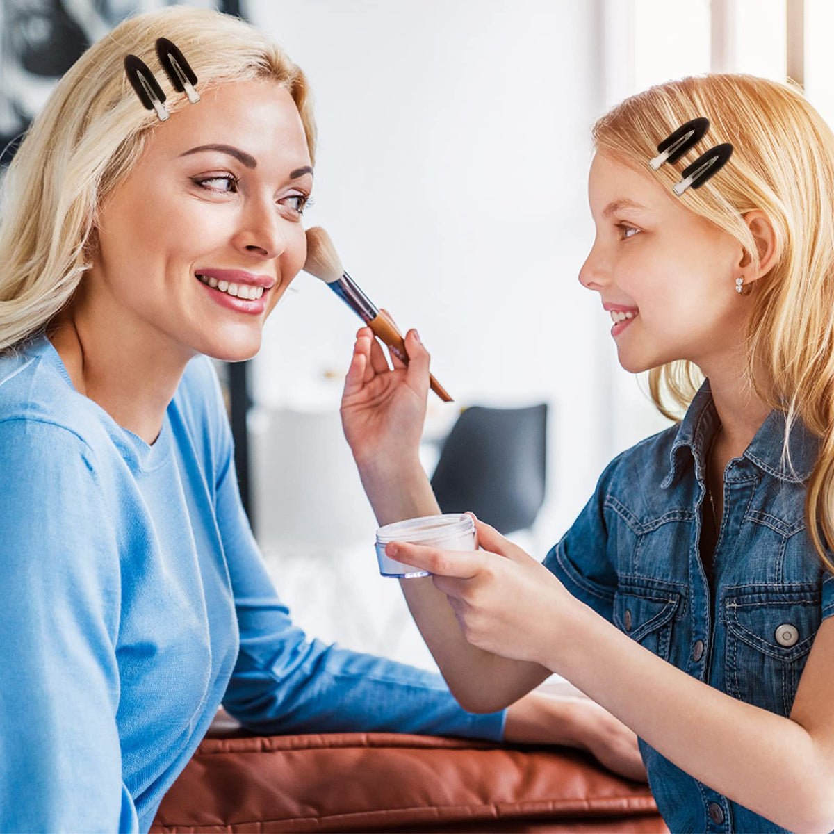 Clips à cheveux MADHOLLY utilisés lors d'une routine de maquillage