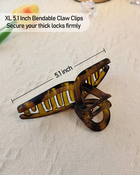 Clips à cheveux Nalodu en situation, tenant des cheveux longs et bouclés