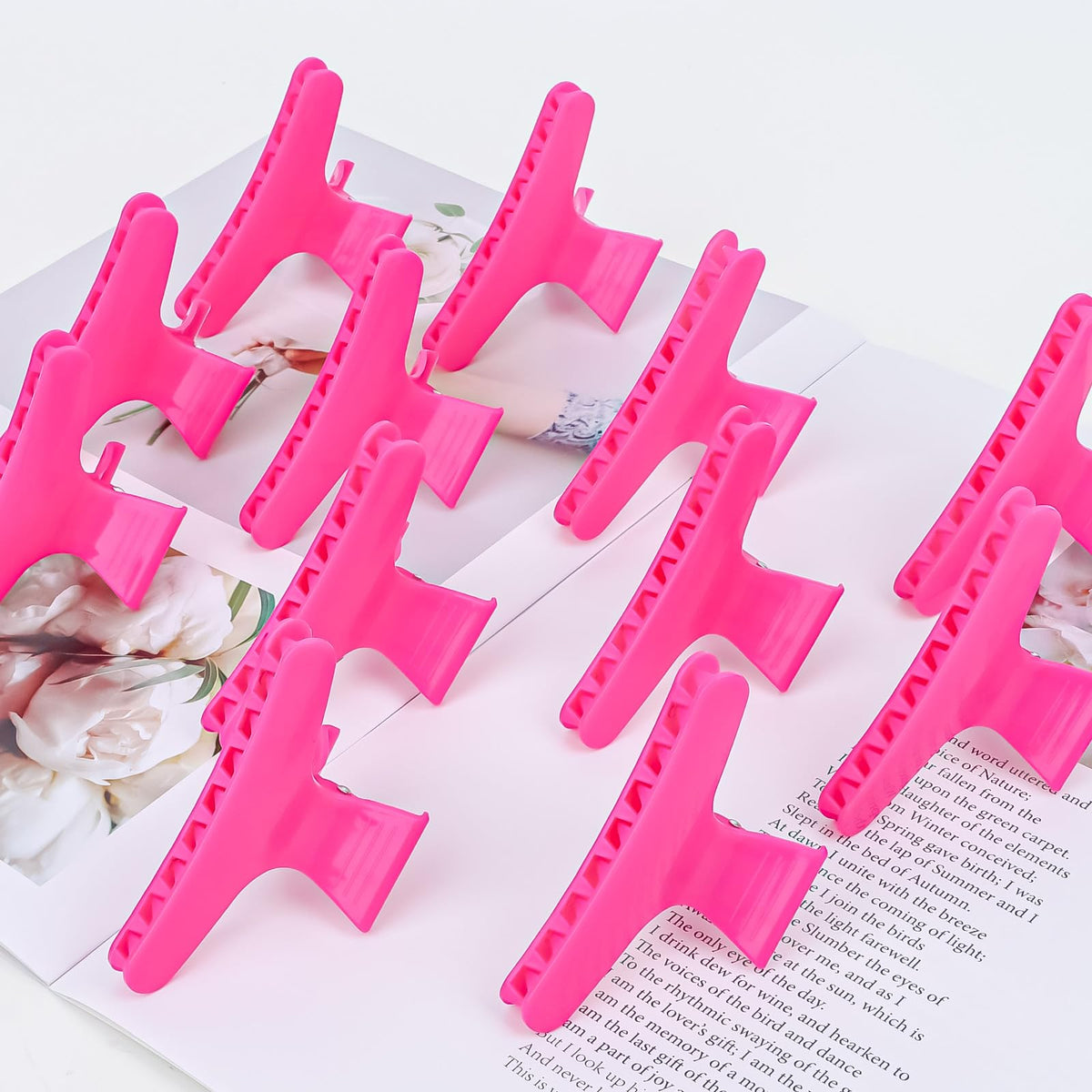 Clips à cheveux Ondder roses sur une table de maquillage