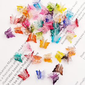 Clips à cheveux papillon sur cheveux, démontrant leur utilisation