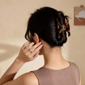 Clips à cheveux ROVLET en acétate blanc, mise en scène