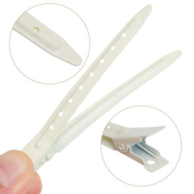 Clips à pince Bantoye en métal blanc sur fond neutre