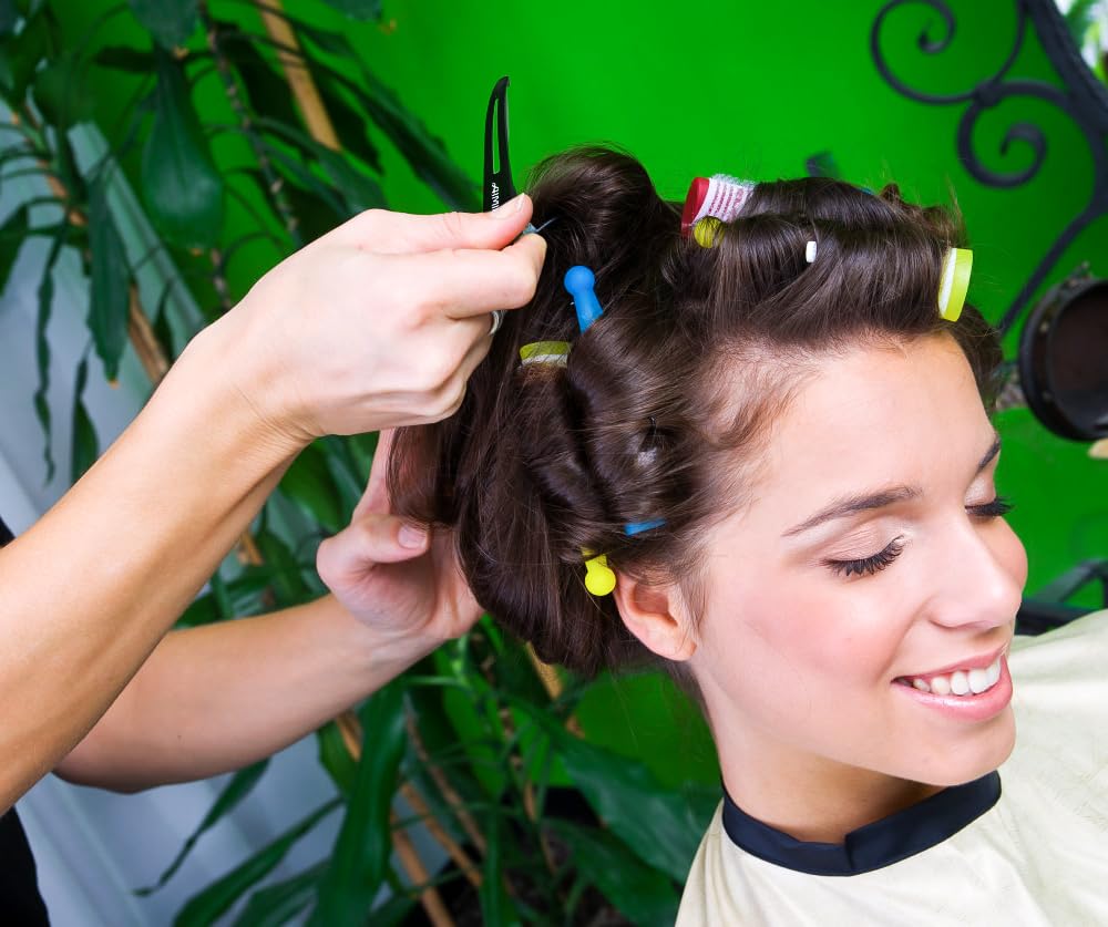 Clips AIMIKE sur une table avec d'autres accessoires de coiffure