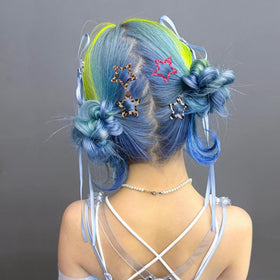 Clips cheveux étoile SAOROPEB en usage sur une coiffure