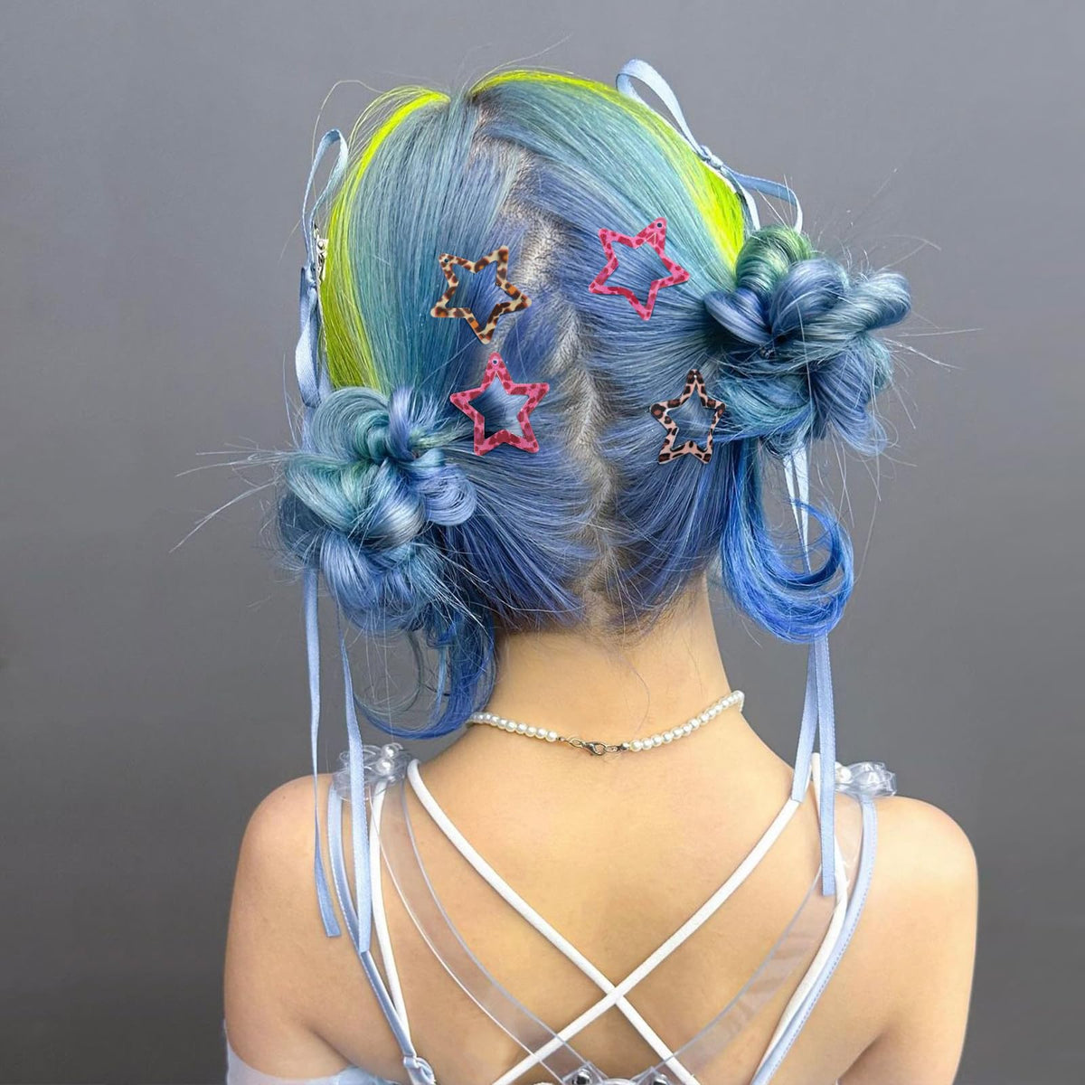 Clips cheveux étoile SAOROPEB sur une table avec accessoires