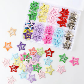 Clips cheveux étoilés en rose et violet présentés ensemble
