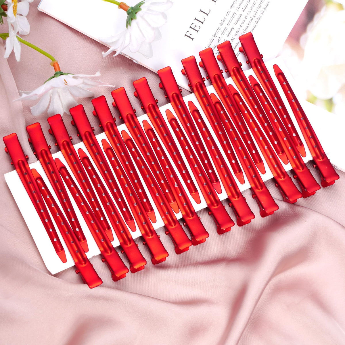 Clips en métal rouge mat Bantoye en utilisation sur des cheveux